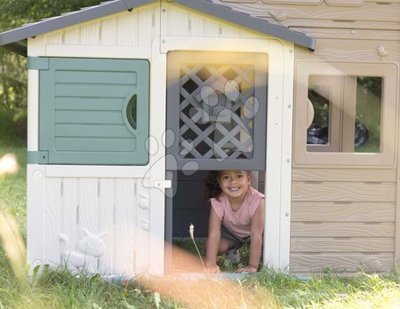 Játékok 3 - 6 éves gyerekeknek - Ökobarát Jóbarátok házikó kerttel a napernyő alatt natúr barna színvilágban Friends House Evo Playhouse Green Smoby_1