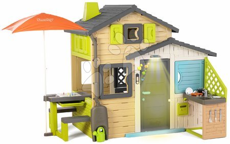  - Maison des Amis avec coin salon sous un parasol dans des couleurs naturelles Friends House Evo Playhouse Smoby