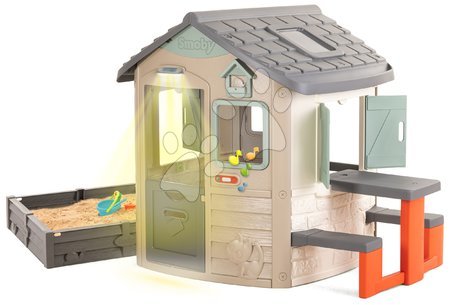  - Maisonnette écologique avec bac à sable sous la fenêtre dans des couleurs naturelles Neo Jura Lodge Playhouse Green Smoby