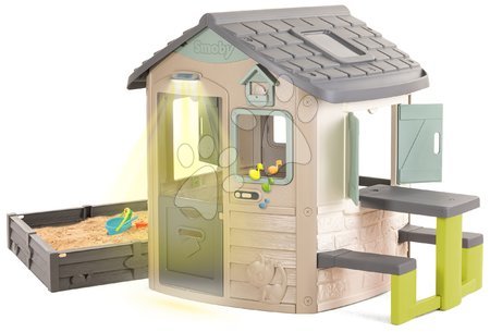  - Maisonnette écologique avec bac à sable sous la fenêtre, dans des tons naturels marron Neo Jura Lodge Playhouse Green Smoby