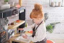 Kuchyňky pro děti sety - Set restaurace s elektronickou kuchyňkou Chef Corner Restaurant Smoby s kočárkem pro dvě panenky DeLuxe Maxi Cosi&Quinny Grey_42