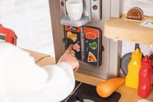 Kuchyňky pro děti sety - Set restaurace s elektronickou kuchyňkou Chef Corner Restaurant Smoby s kočárkem pro dvě panenky DeLuxe Maxi Cosi&Quinny Grey_54