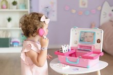 Mesa de maquillaje para niños - Kozmetický kufrík so zrkadlom Gabby Beauty Vanity Smoby se traduce al español como: Maletín de cosméticos con espejo Gabby Be para una peluquera con estudio de uñas y cosméticos de maquillaje con 15 complementos_12