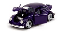 Modely - Autíčko Volkswagen Beetle Hollywood Rides Jada kovové s otvárateľnými dverami a figúrkou Wednesday 1:24 JA3255076_11