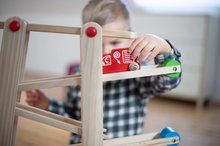 Dřevěné didaktické hračky - Dřevěná kuličková autodráha Runway Eichhorn 7 dílů s 2 autíčky od 12 měsíců_0