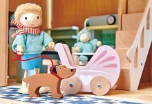 Dřevěné domky pro panenky - Dřevěná postavička otec se psem Mr. Goodwood Tender Leaf Toys na procházce v pulovru_4