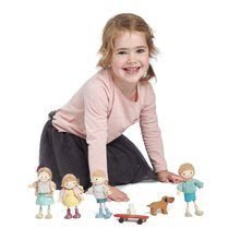 Dřevěné domky pro panenky - Dřevěná postavička máma s miminkem Mrs. Goodwood Tender Leaf Toys ve svetru a s klokankou_1