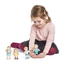 Holzhäuser für Puppen - Holzfigur das kleine Mädchen mit Hase Amy And Her Rabbit Tender Leaf Toys in einem Strickpullover_3