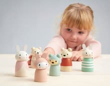 Drevené domčeky pre bábiky - Drevená zajačia rodinka Bunny Tales Tender Leaf Toys otec a mama so zajačikom_2