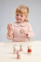 Drevené domčeky pre bábiky - Drevená zajačia rodinka Bunny Tales Tender Leaf Toys otec a mama so zajačikom_4