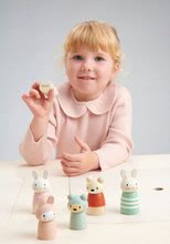 Drevené domčeky pre bábiky - Drevená zajačia rodinka Bunny Tales Tender Leaf Toys otec a mama so zajačikom_6