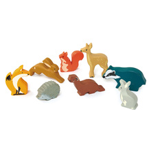 Drevené didaktické hračky - Drevená veverička Tender Leaf Toys sediaca_0