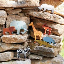 Dřevěné didaktické hračky - Dřevěná divoká zvířátka na poličce 24 ks Safari set Tender Leaf Toys krokodýl slon zebra antilopa žirafa nosorožec hroch lev_1