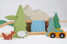 Dřevěné vláčky a vláčkodráhy - Dřevěná vláčkodráha vysokohorská Mountain View Train Set Tender Leaf Toys cesta kolem světa přes města a hory 58 dílů a doplňky_19