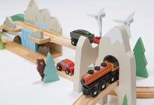 Dřevěné vláčky a vláčkodráhy - Dřevěná vláčkodráha vysokohorská Mountain View Train Set Tender Leaf Toys cesta kolem světa přes města a hory 58 dílů a doplňky_20