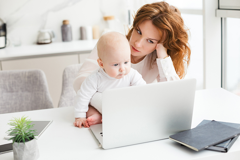 Homeoffice anyaság baba