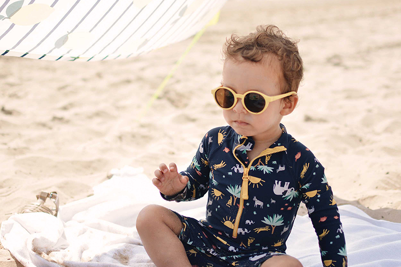 Plage enfants lunettes